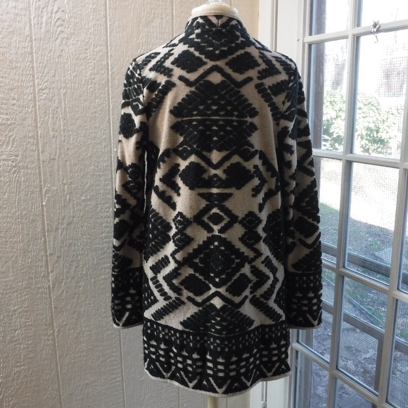*Lucky Brand Black Geometric on Shiny Beige Top* - Picture 5 of 8